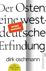 Cover von „Der Osten: eine westdeutsche Erfindung“ von Dirk Oschmann: Der Buchumschlag ist schlicht gestaltet, mit großen, schwarzen Schriftzügen auf hellem Hintergrund und einem roten Aufkleber mit der Aufschrift „SPIEGEL Bestseller“.