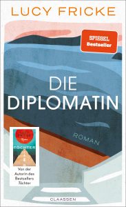 Cover von „Die Diplomatin“ von Lucy Fricke: Auf einem abstrakten, in Blau- und Erdtönen gehaltenen Hintergrund sind Wellen und ein Küstenstreifen zu sehen, dazu der Titel in großen weißen Buchstaben.